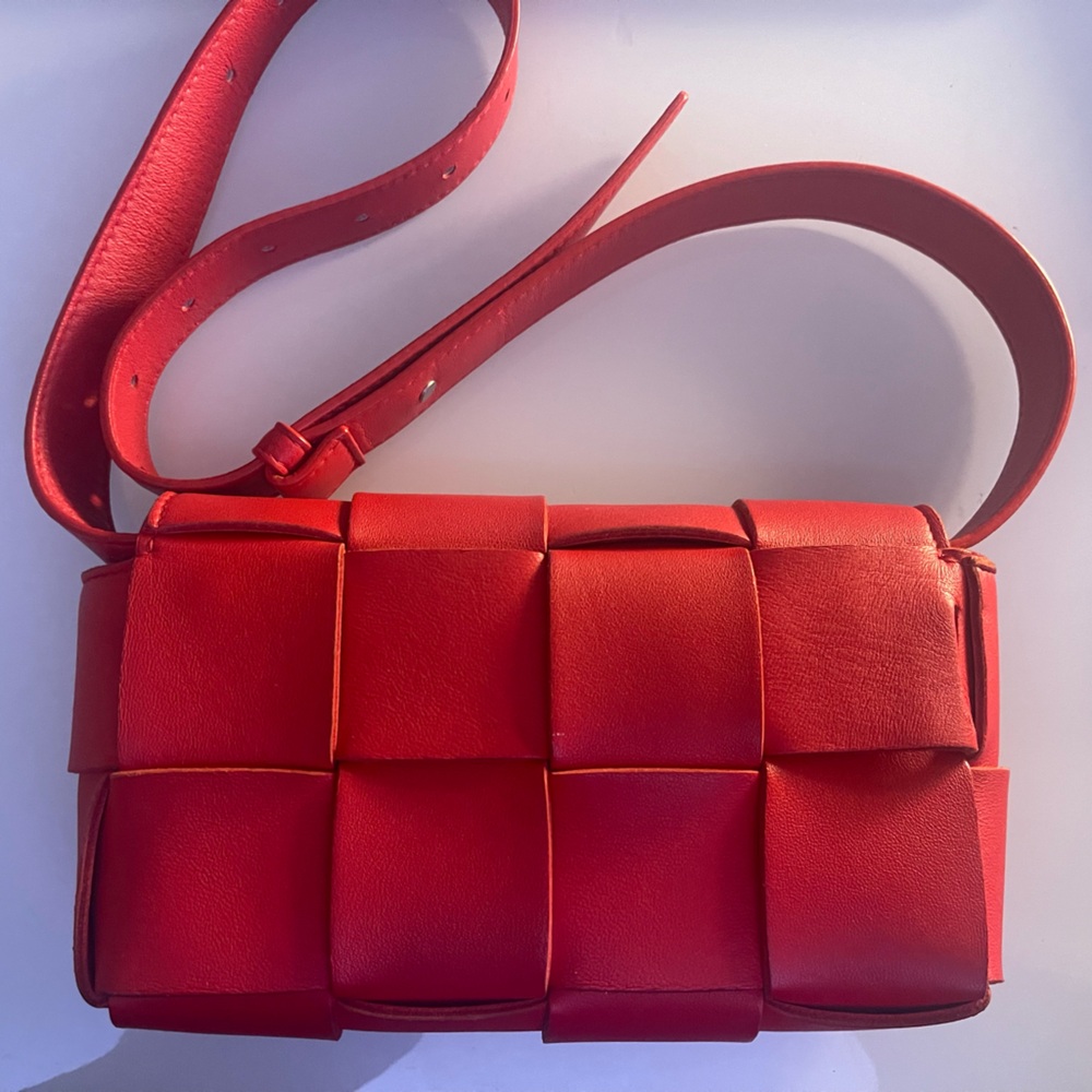 BOTTEGA VENETA 
Nappa Maxi Intreccio The Belt Cassette Bag Bright Red